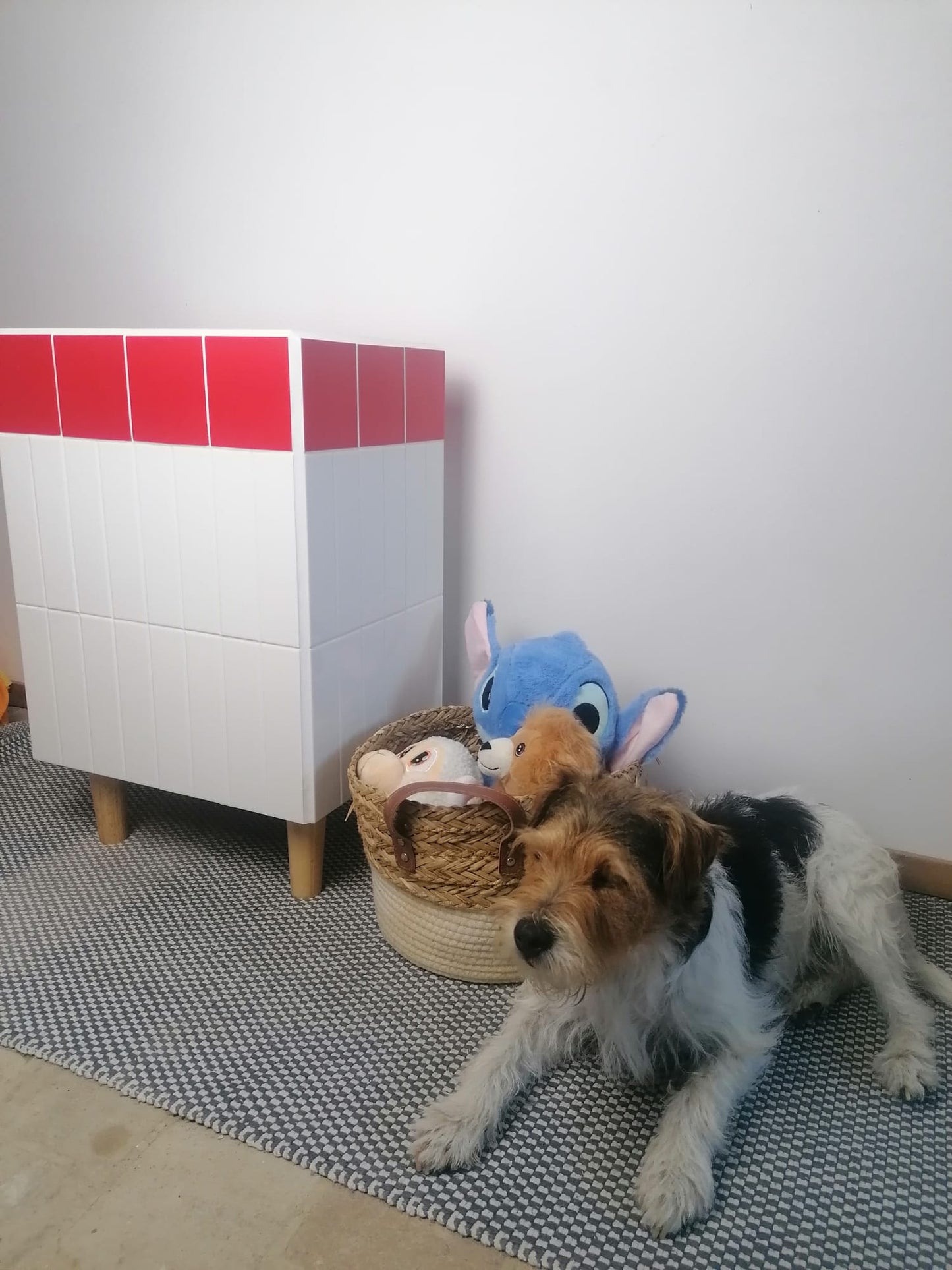 Commode sur pied, bicolore.