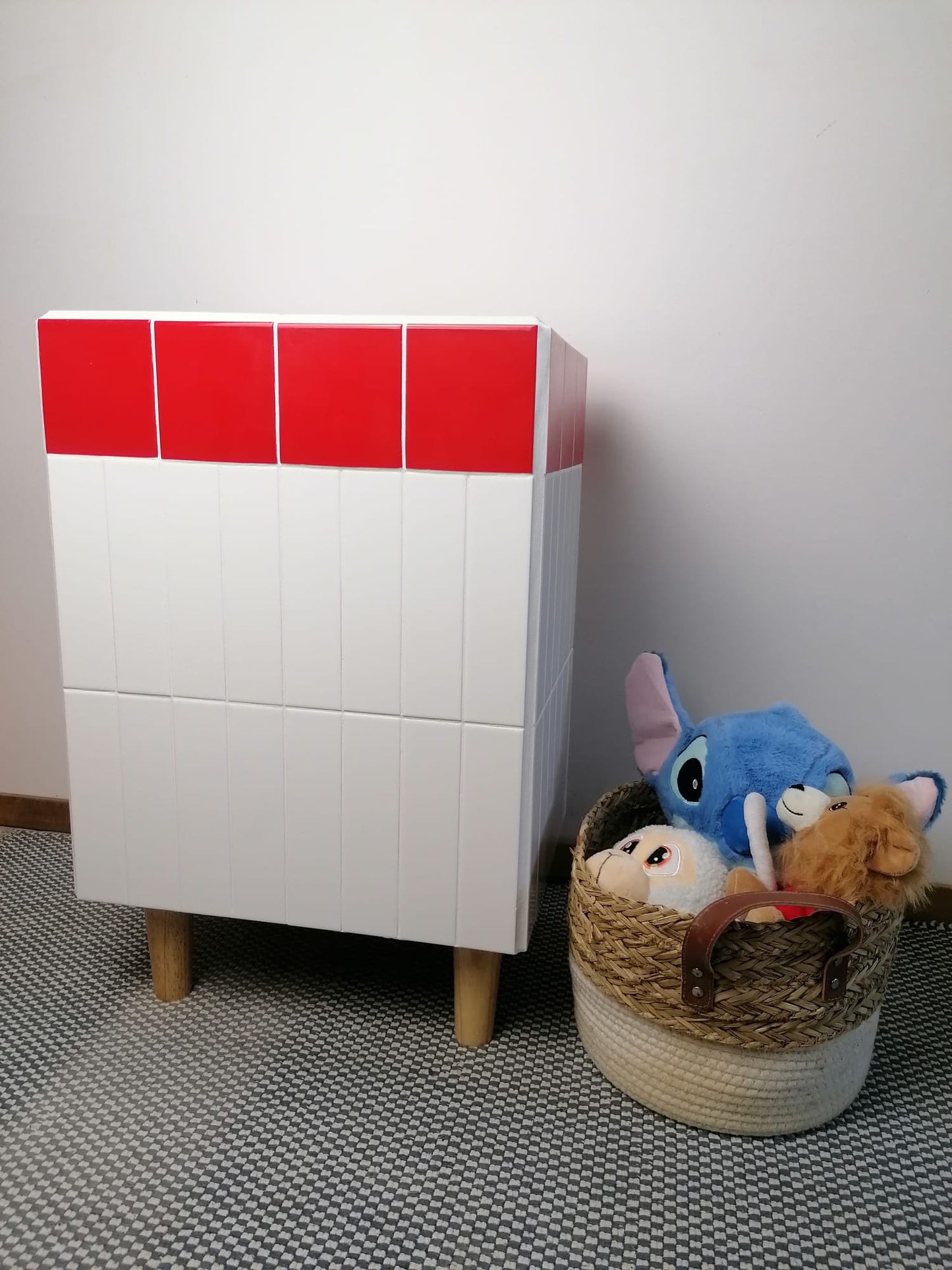 Commode sur pied, bicolore.